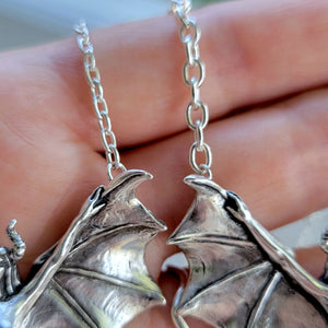 details of two chain options, attached at the wings