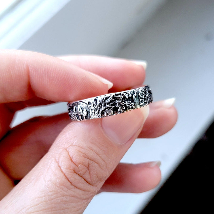 oak tree with leaves and acorns on backside of silver woodland ring