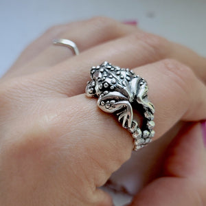 backside of toad ring showing chubby legs and feet with a cut out of the side of the band for added comfort