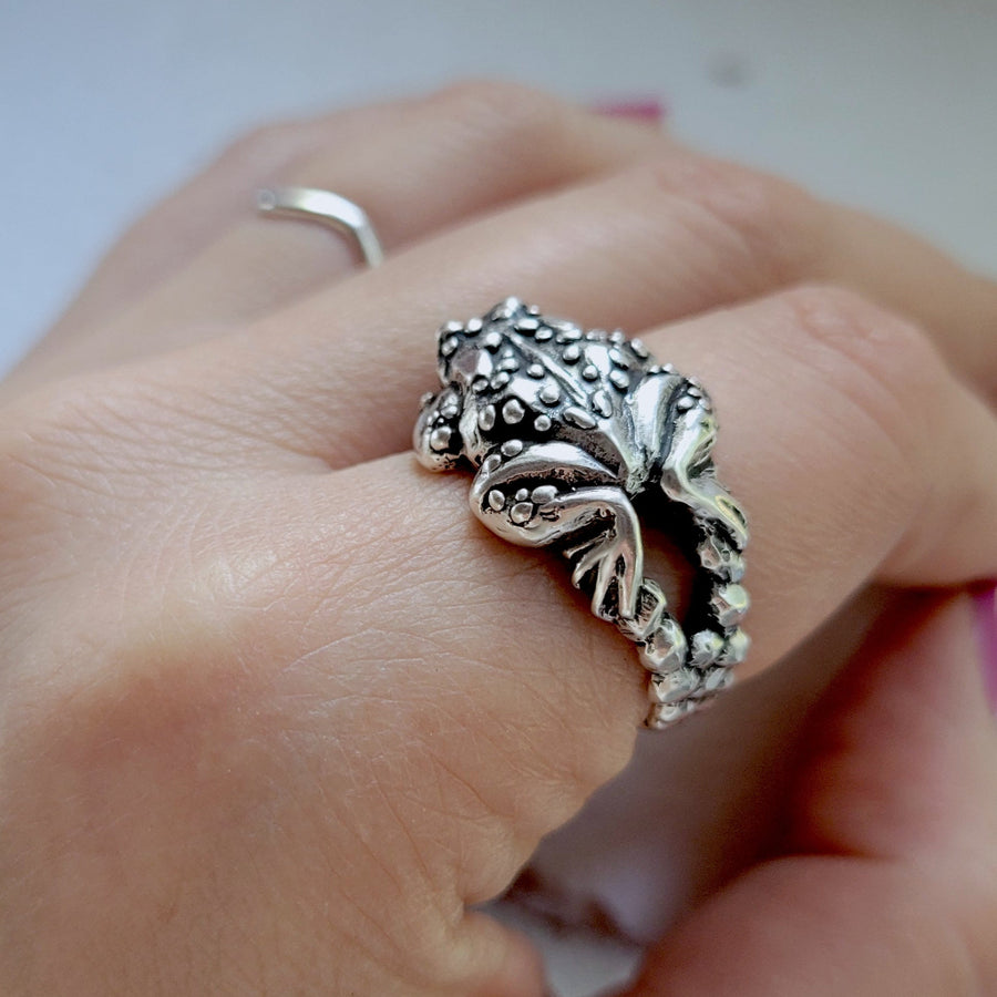 backside of toad ring showing chubby legs and feet with a cut out of the side of the band for added comfort